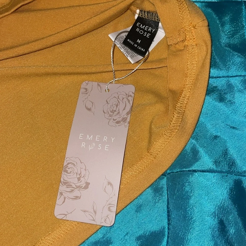 Set of M Flowy Tank Tops - Picture 4 of 7